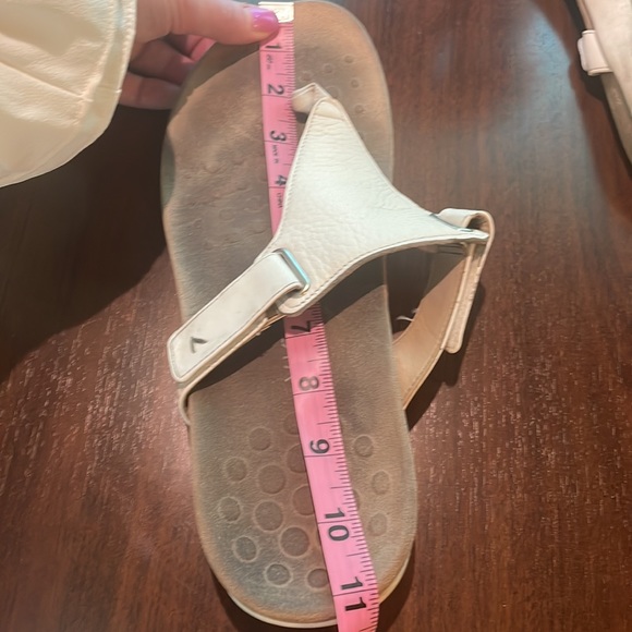 VIONIC White Leather “WANDA” orthopedic thong sandals - Picture 7 of 8